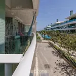 Apto Em Cond. C/ Acesso A Praia E Piscina Ave0232